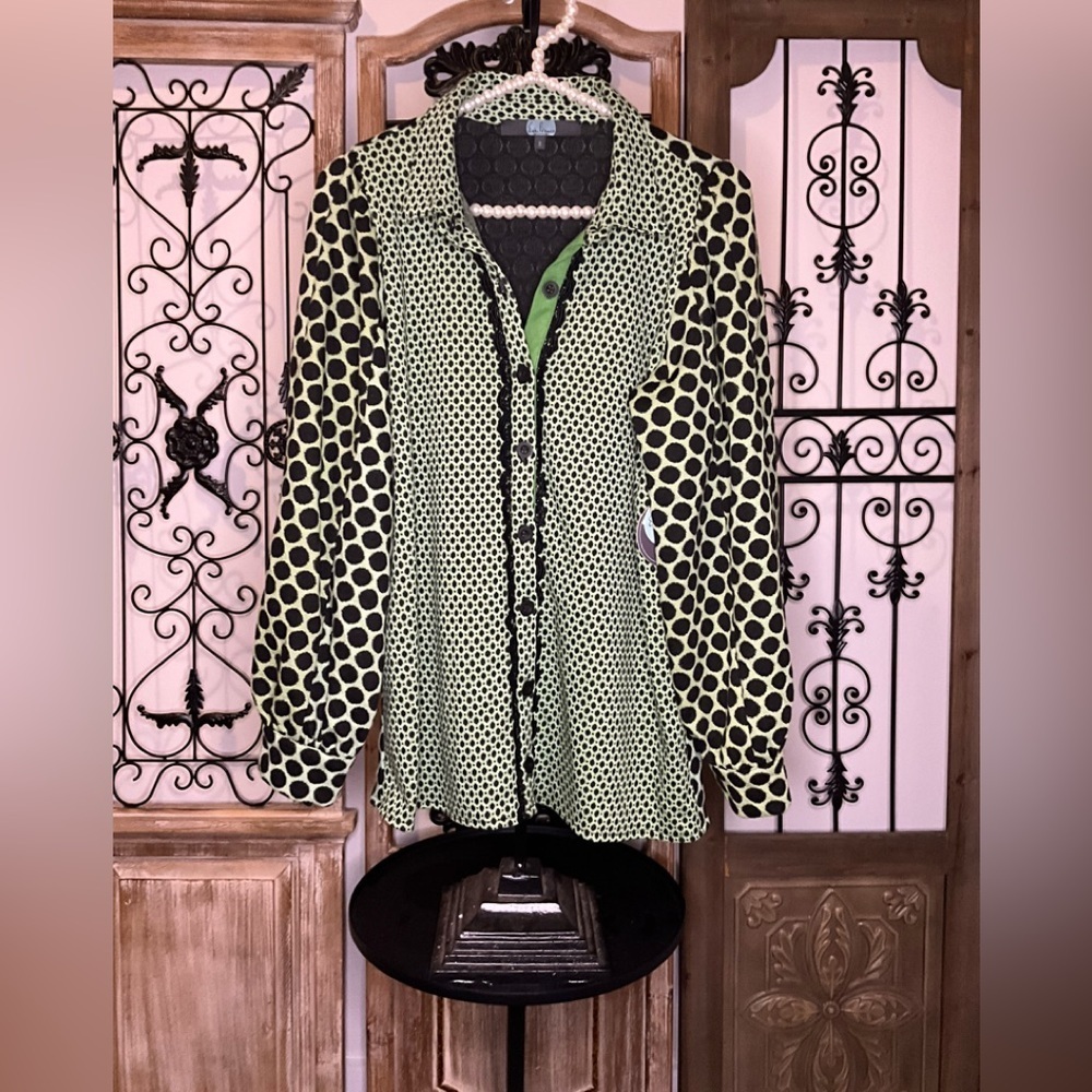 Eva Franco unique button up top in a size 8 - no material tag / likely a sample - Picture 3 of 14